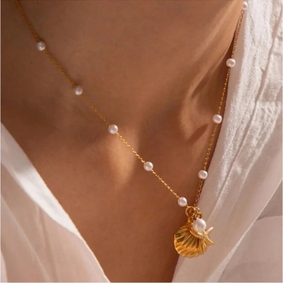 Anthropologie Jewelry - Gorgeous Pearl Beaded Starfish Seashells Charms Dainty Necklace in Gold